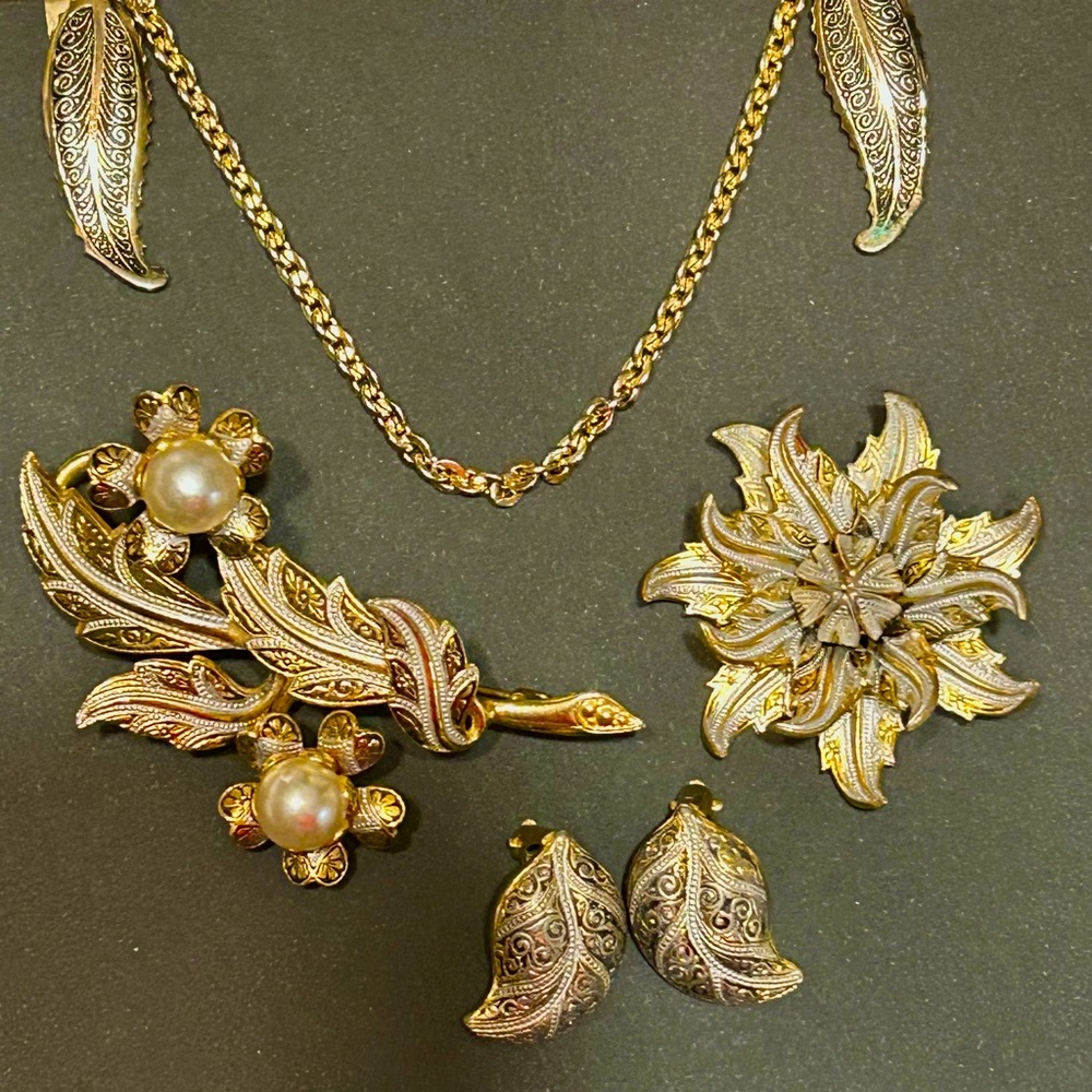 Vintage 4 piece damascene bundle.Sweater clip,2 brooches,clip earrings
